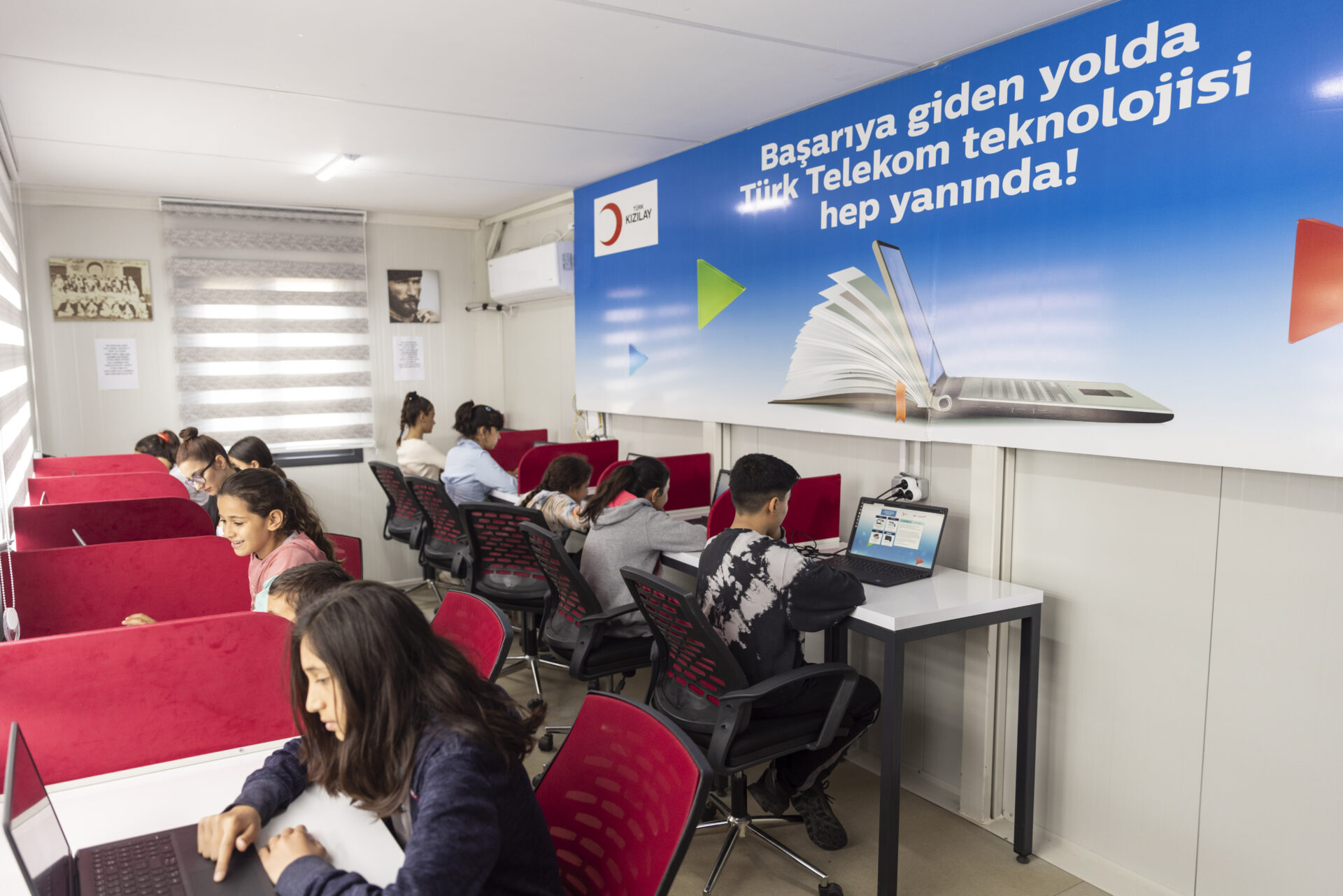 Türk Telekom ve Kızılay’dan deprem bölgesinde sınava girecek öğrencilere destek