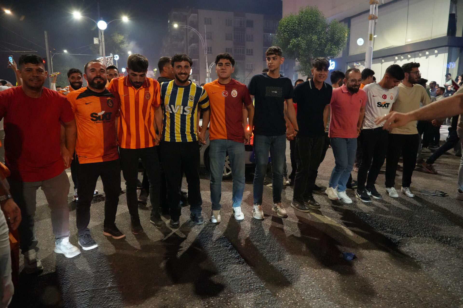Galatasaray’ın şampiyonluğu kutlamalarında halay çekildi: Fenerbahçe ve Beşiktaş taraftarlarıda eşlik etti