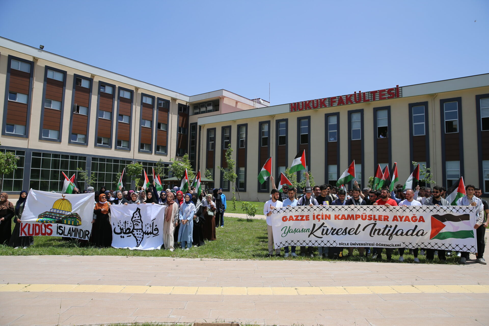 Diyarbakır'da üniversite öğrencileri İsrail'in Gazze'ye saldırılarını protesto etti