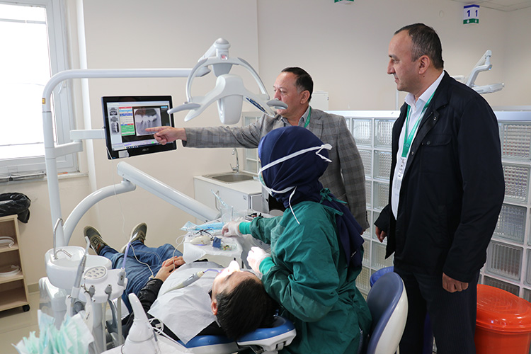 Özbekistan’dan gelen üniversite heyeti Türk diş hekimlerinin deneyimlerinden faydalanıyor