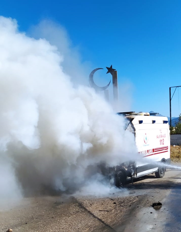 “Adana’da Seyir Halindeki Ambulansta Çıkan Yangın Söndürüldü: Araç Kullanılamaz Hale Geldi”
