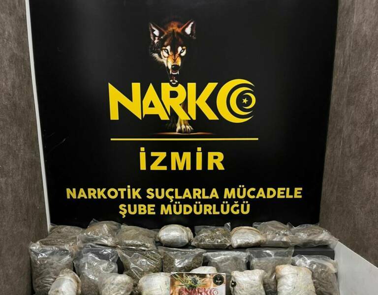 “İzmir’de Oto Kurtarıcıda 19 Kilo Skunk Ele Geçirildi: 3 Şüpheli Tutuklandı”