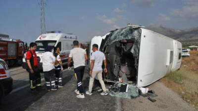 Mersin’de 2 servis aracı ve otomobilin karıştığı kazada 2 kişi öldü, 35 kişi yaralandı