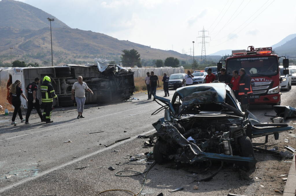 İşçileri taşıyan servis otobüsü kazaya karıştı” 2 ölü, 35 yaralı”