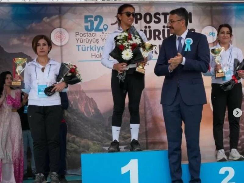 Yürüyerek Dağıttığı Postalarla Şampiyonluğa Ulaştı