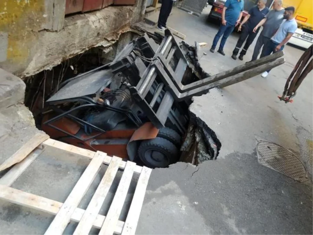 Bayrampaşa’da Sanayi Sitesinde Yol Çöktü, Forklift Vinçle Kurtarıldı