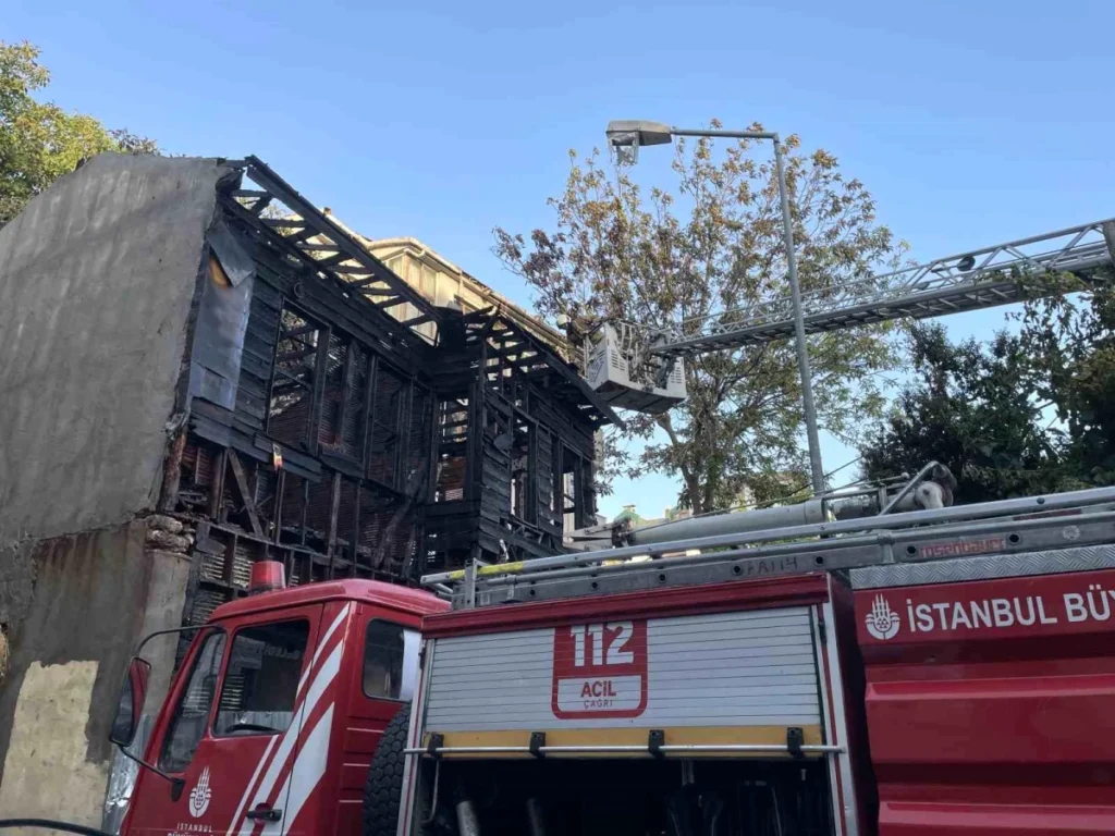 Fatih’te Metruk Binada Çıkan Yangın Söndürüldü