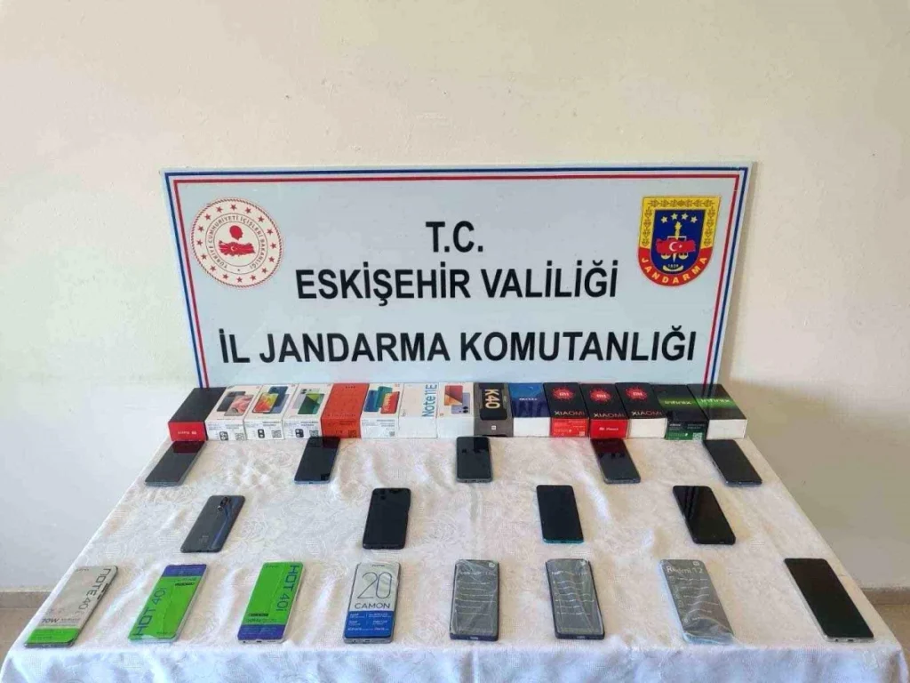Eskişehir’de Kaçakçılık Operasyonu: 17 Kaçak Cep Telefonu Ele Geçirildi
