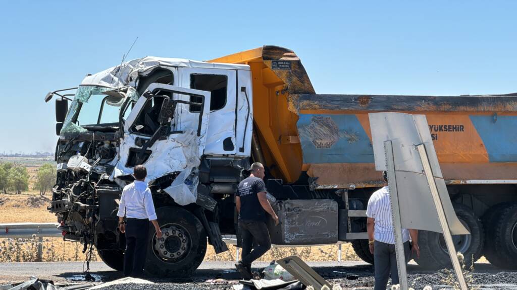 Diyarbakır’da iki kamyon çarpıştı: Yaralılar var!