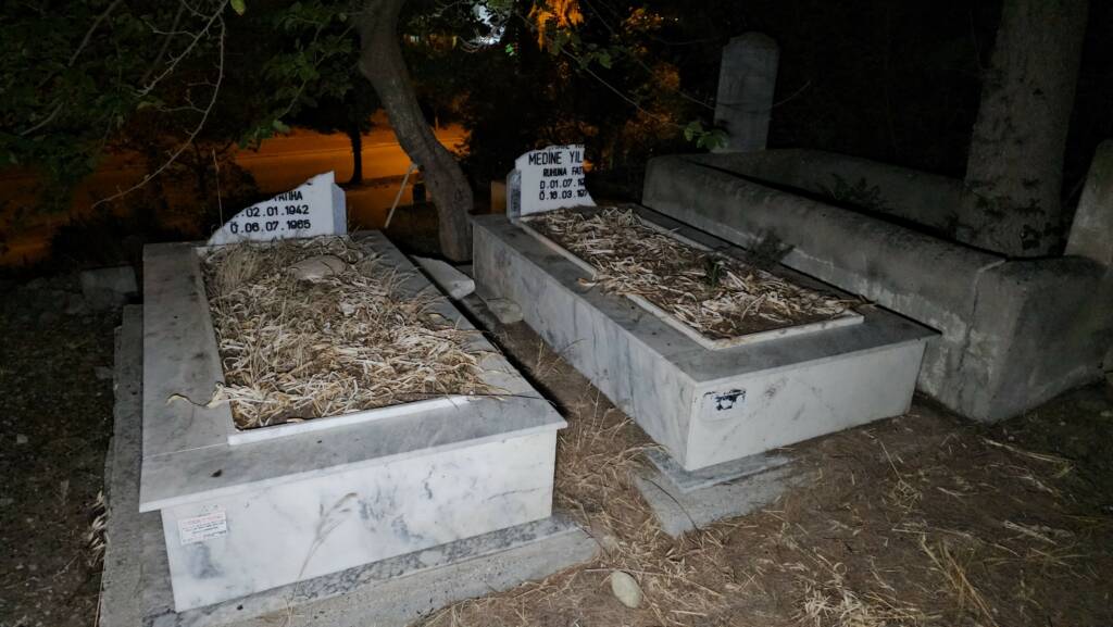 Adana’da bir garip olay!  Mezarları….