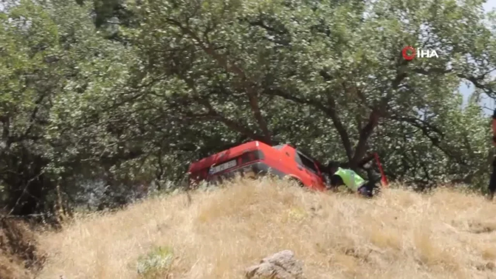 Aydın’da Feci Kaza! Otomobil yoldan çıkıp ağaca çarptı: 3 yaralı