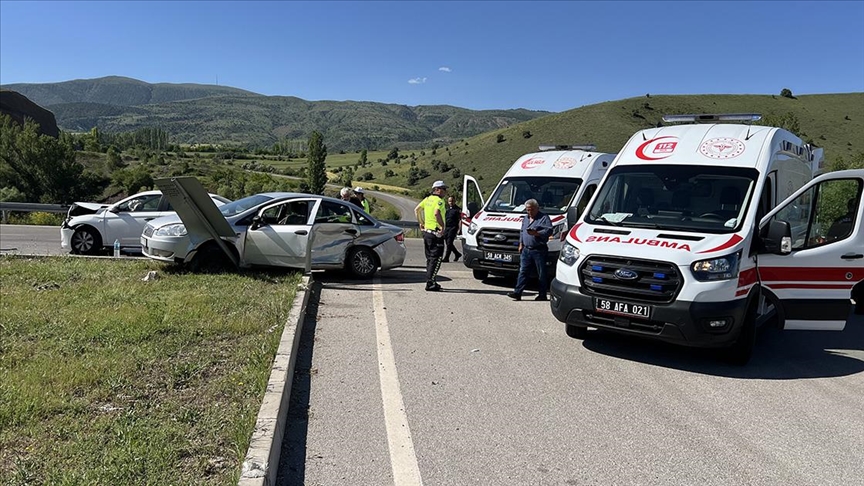 Sivas’ta iki otomobilin çarpıştığı kazada 2’si çocuk 8 kişi yaralandı