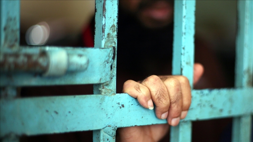 İsrail’deki Bir Gözaltı Merkezinde Tutulan Filistinlilere İnsanlık Dışı Muamele