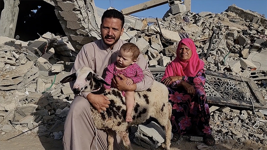 Gazze’de Evlerinin Enkazı Üzerinde Kurbanlarını Kestiler!