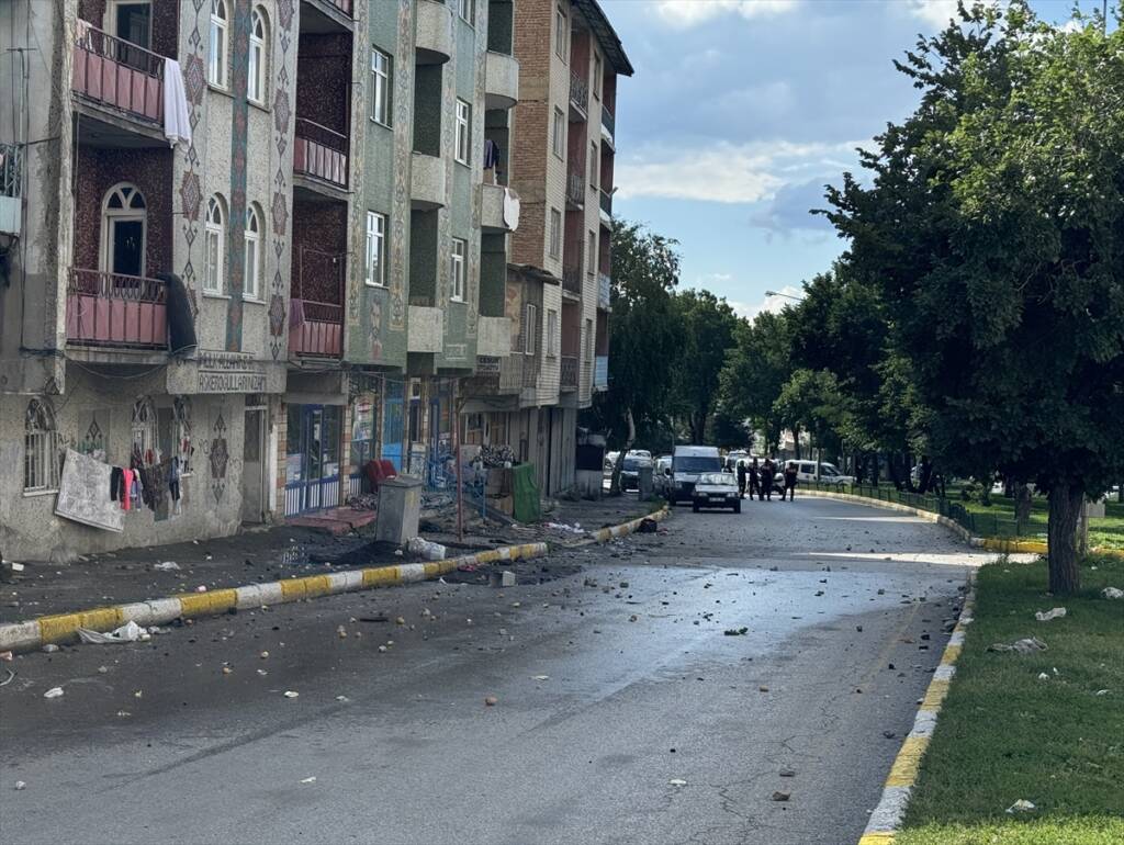 Trafiği kapatıp ortalığı savaş alanına çevirdiler: 7 gözaltı