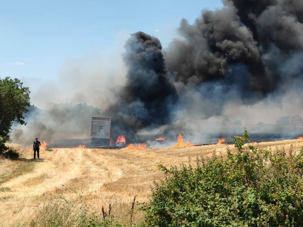 Buğday Yüklü Tırda Çıkan Yangın Anızlık Alana Sıçradı