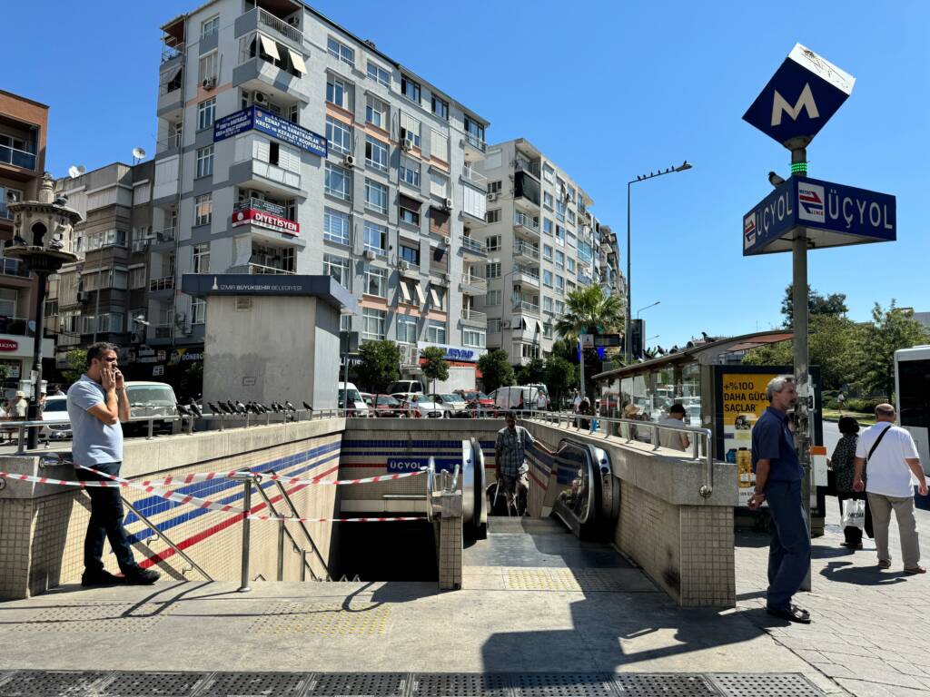 İzmir Metrosu’nda Yürüyen Merdiven Arızası: 9 Kişi Yaralandı