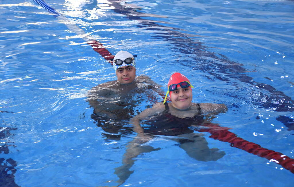 Adana'da ailelerinin teşvikiyle yüzme