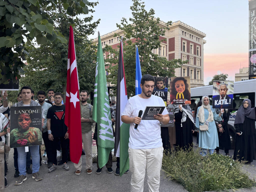 Almanya’nın Silah Desteğine Protesto