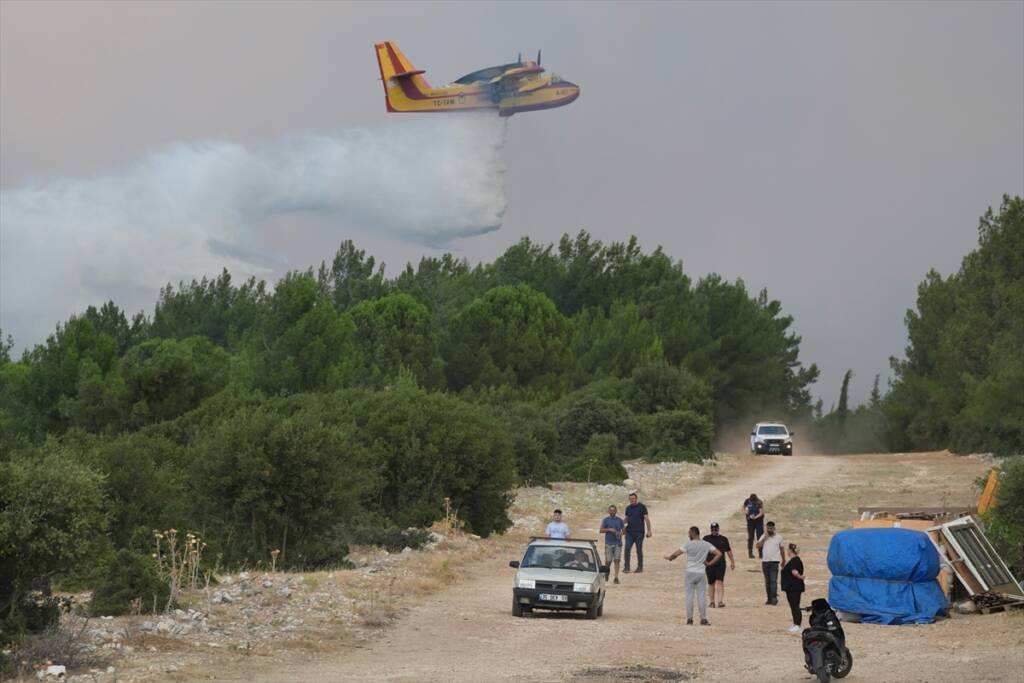 İzmir Buca’da yangın! Uçak seferleri ertelendi