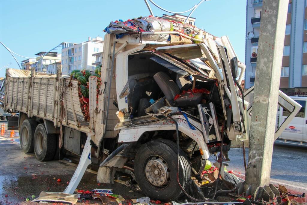 İzmir-Uşak kara yolunda feci kaza can aldı