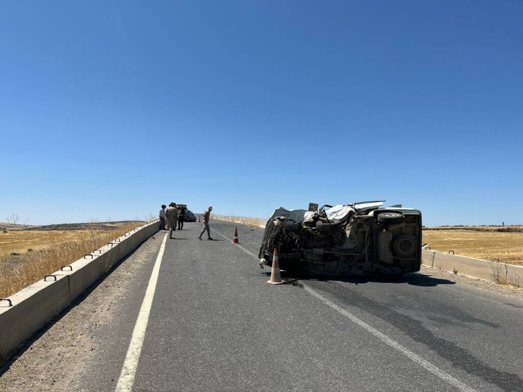 Diyarbakır’da iki otomobil çarpıştı: Yaralılar var!