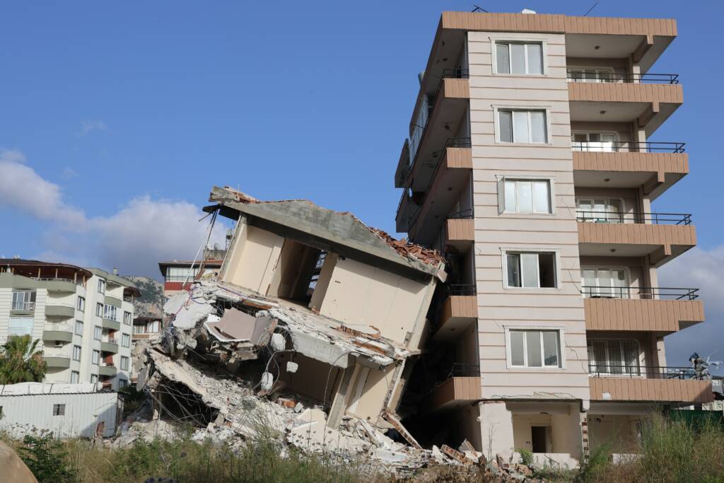 Hatay’da az hasarlı binaya yıkım şoku!