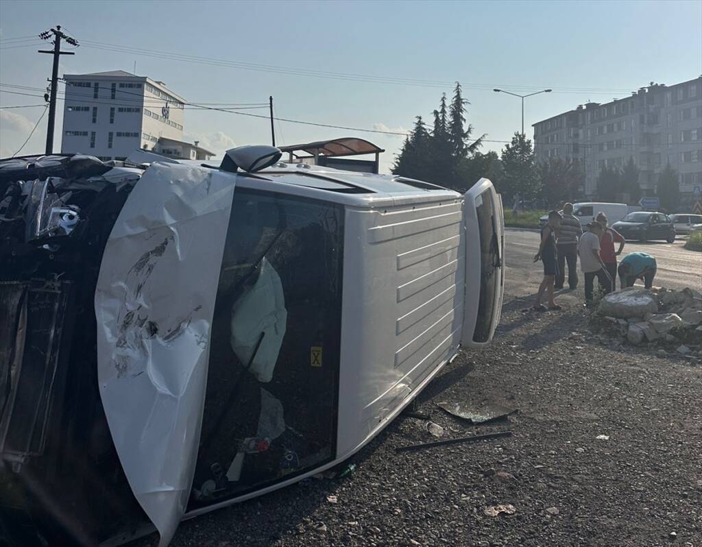 Minibüs ve kamyonet çarpıştı: 7 yaralı