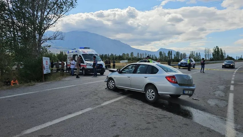 Ticari araç ile otomobil çarpıştı: Can kaybı ve yaralı var!