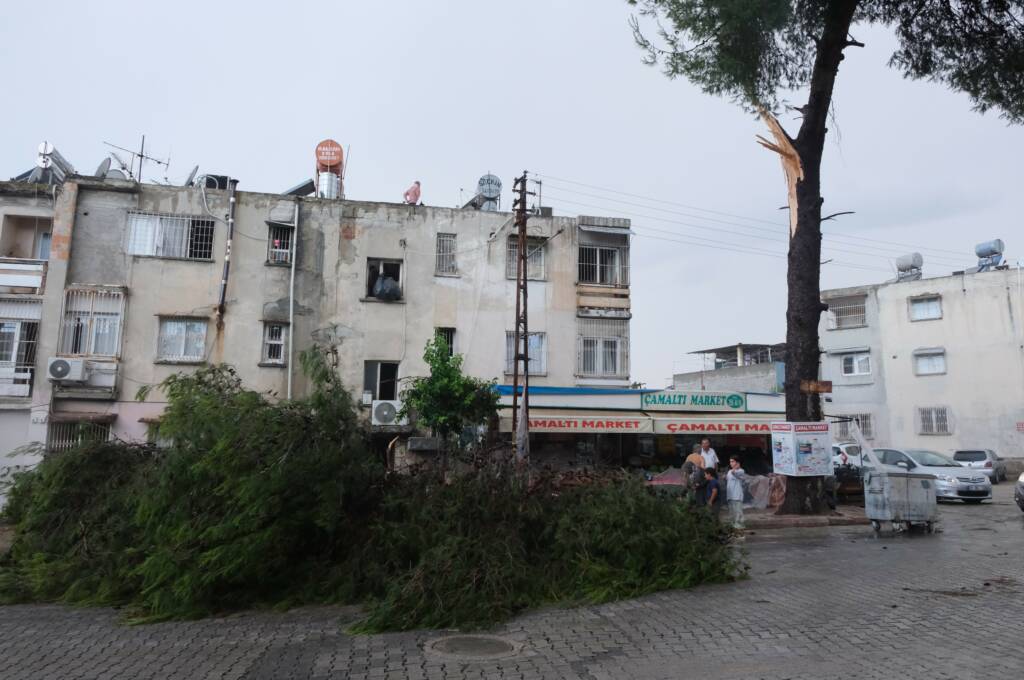 Adana’da fırtına hayatı felç etti: Küçük çocuk ölümden döndü!