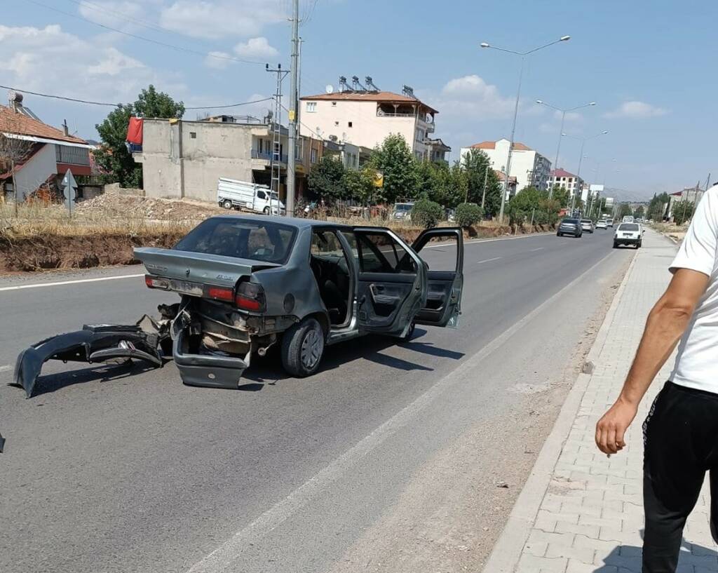 Adıyaman’da otomobiller çarpıştı: Yaralılar var!