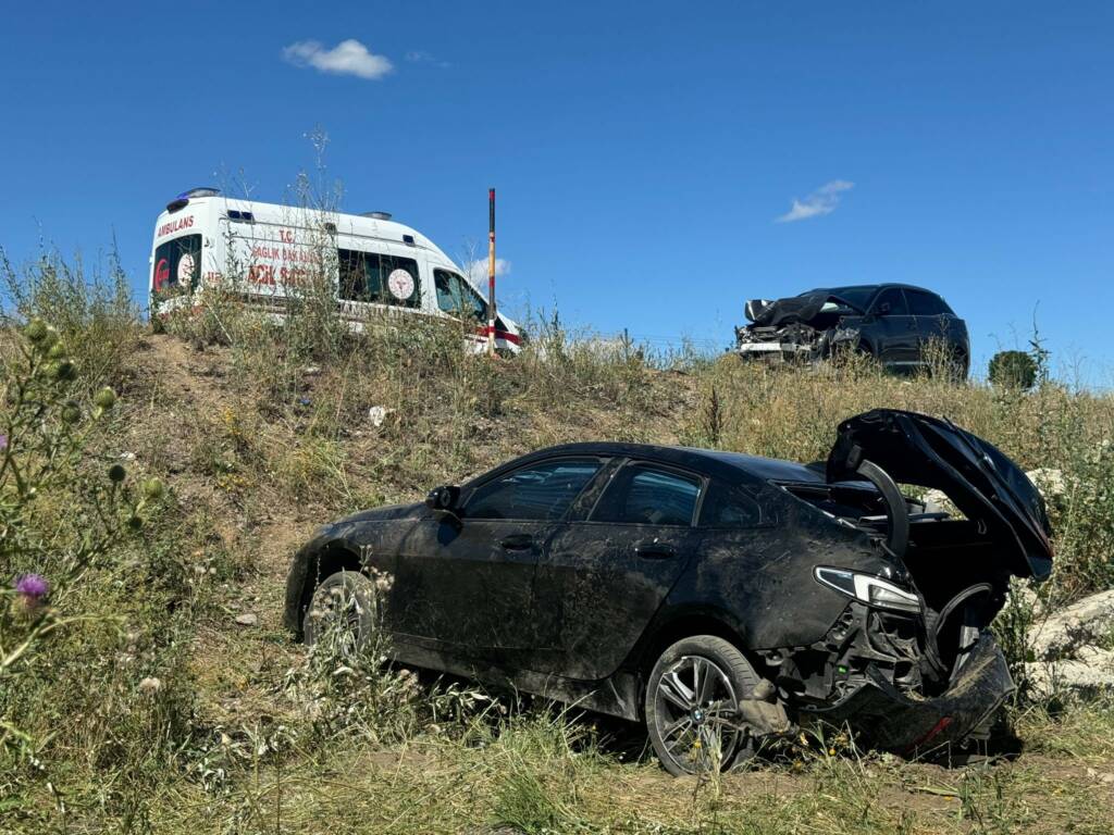 Ağrı’da araçlar çarpıştı: 13 yaralı!