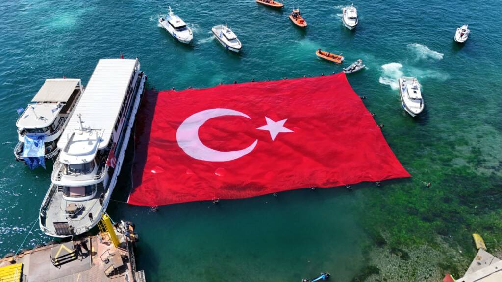 Denizcilik ve Kabotaj Bayramı’nda İstanbul Boğazı’nda Dev Türk Bayrağı Açıldı