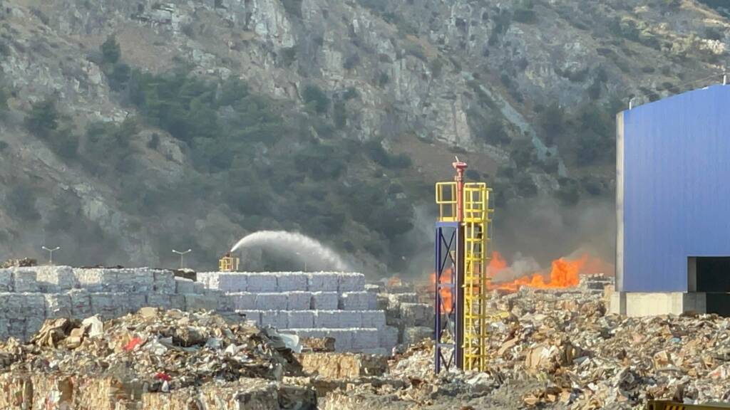 Aydın’da kağıt fabrikasında yangın: Müdahale ediliyor!