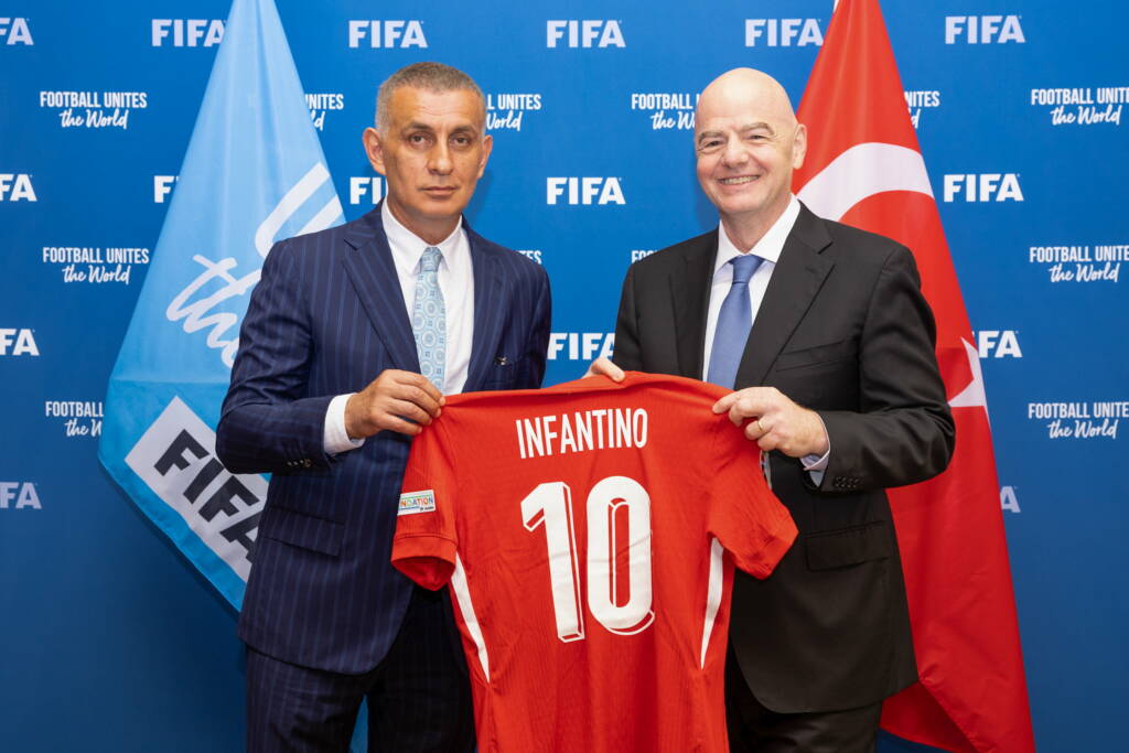 FIFA Başkanı Infantino’dan, Hacıosmanoğlu’na Paris daveti