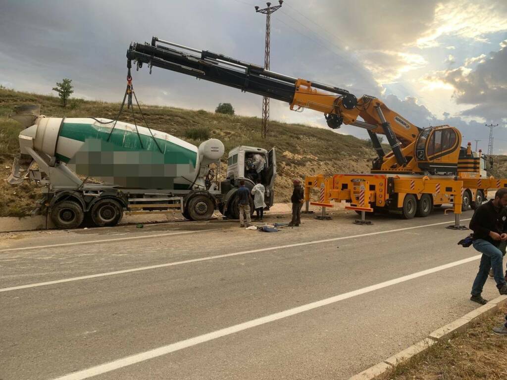 Bayburt’ta beton mikseri devrildi, sürücüsü öldü!