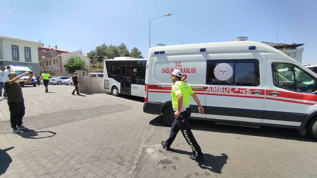 Bingöl’de bıçaklı saldırgan dehşeti: 2 ölü 7 yaralı