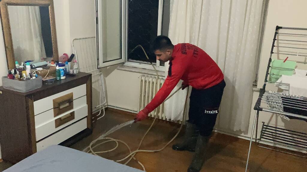 Burdur’da yağış hayatı felç etti: 34 ev ve iş yerine su bastı!