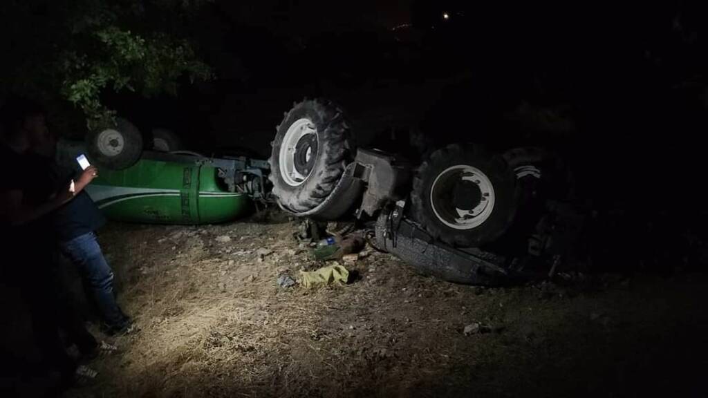 Manisa'nın Kırkağaç ilçesinde traktörün