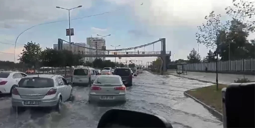 Diyarbakır’da Sağanak Yağış: Yollar Göle Döndü