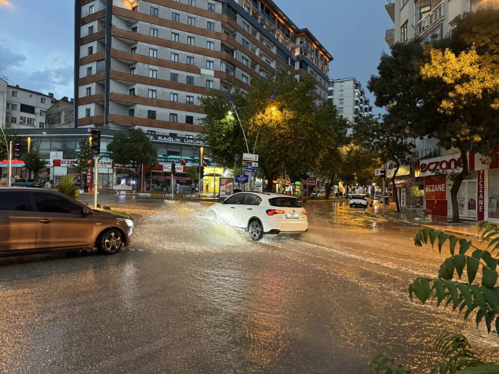 Elazığ’da sağanak zor anlar yaşattı