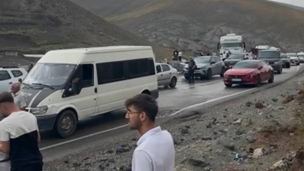 Van-Hakkari karayolunda sel: Trafik felç oldu!