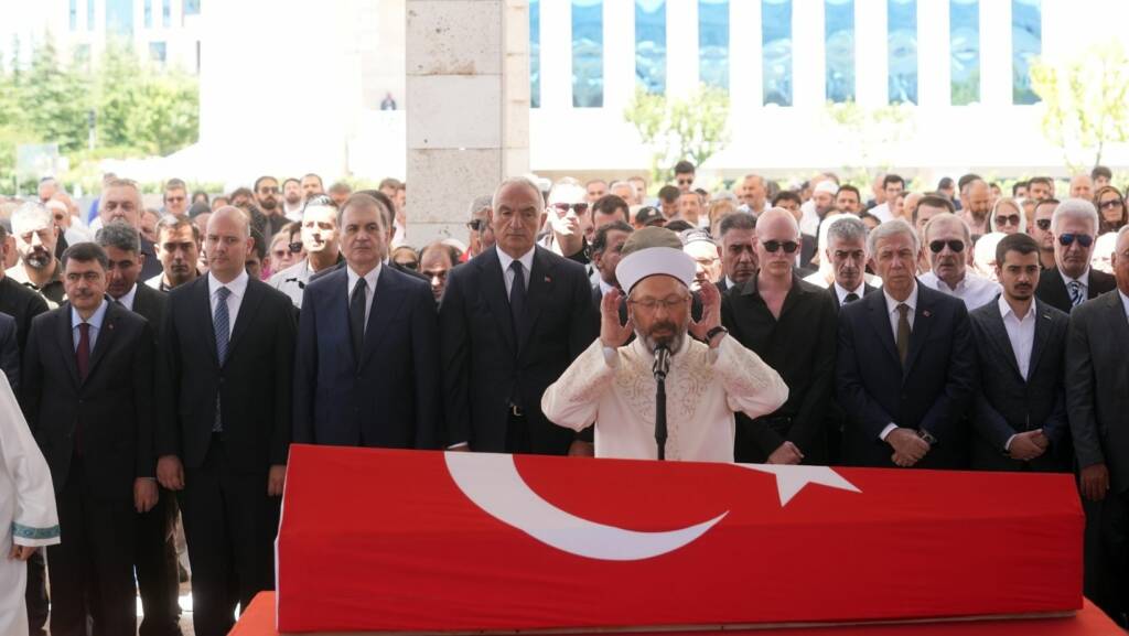 Kenan Işık, Ankara’da annesinin yanına defnedildi