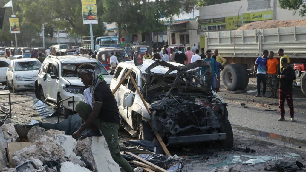 Somali’de bir restoranın önünde