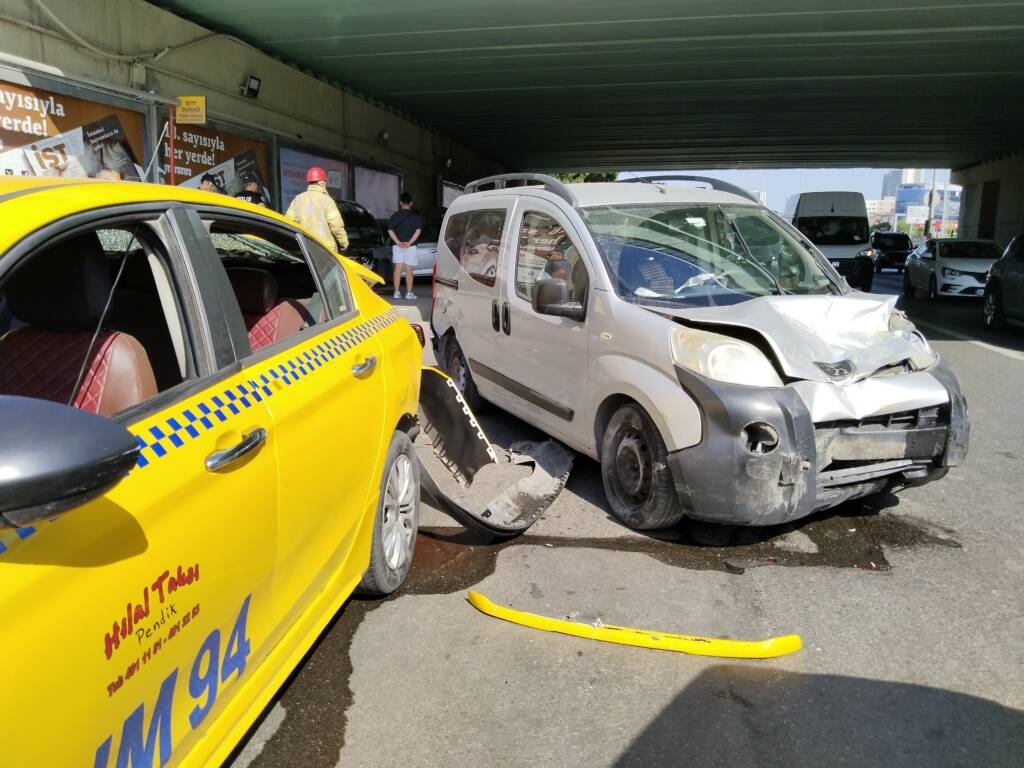 İstanbul’da zincirleme kaza: Araçlar hurdaya döndü!