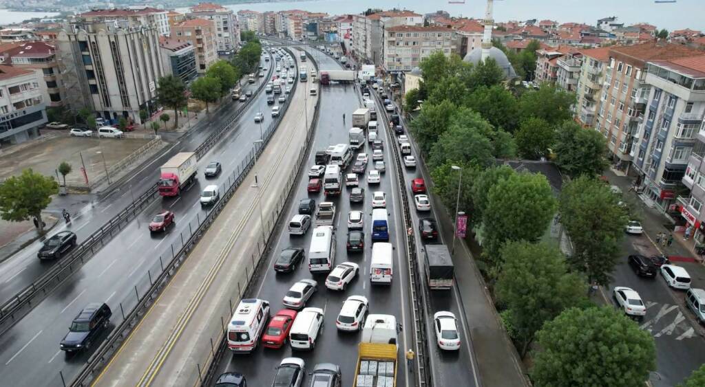 İstanbul’da kaza sonrası E5 Karayolu trafiğe kapatıldı