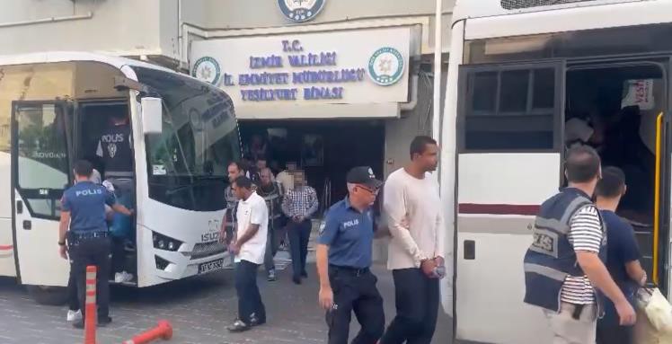 İzmir merkezli ‘Paket Operasyonu’: 64 kişi paketlendi!