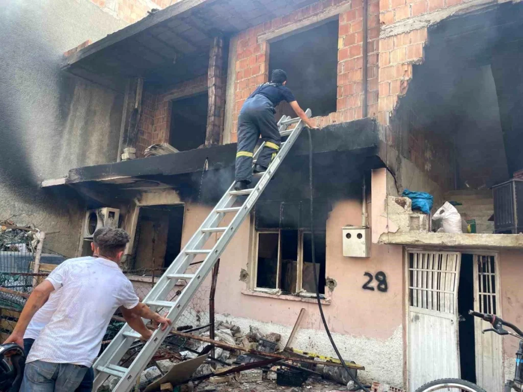 Adana’da Kadın, Kocasına Kızıp Evi Ateşe Verdi