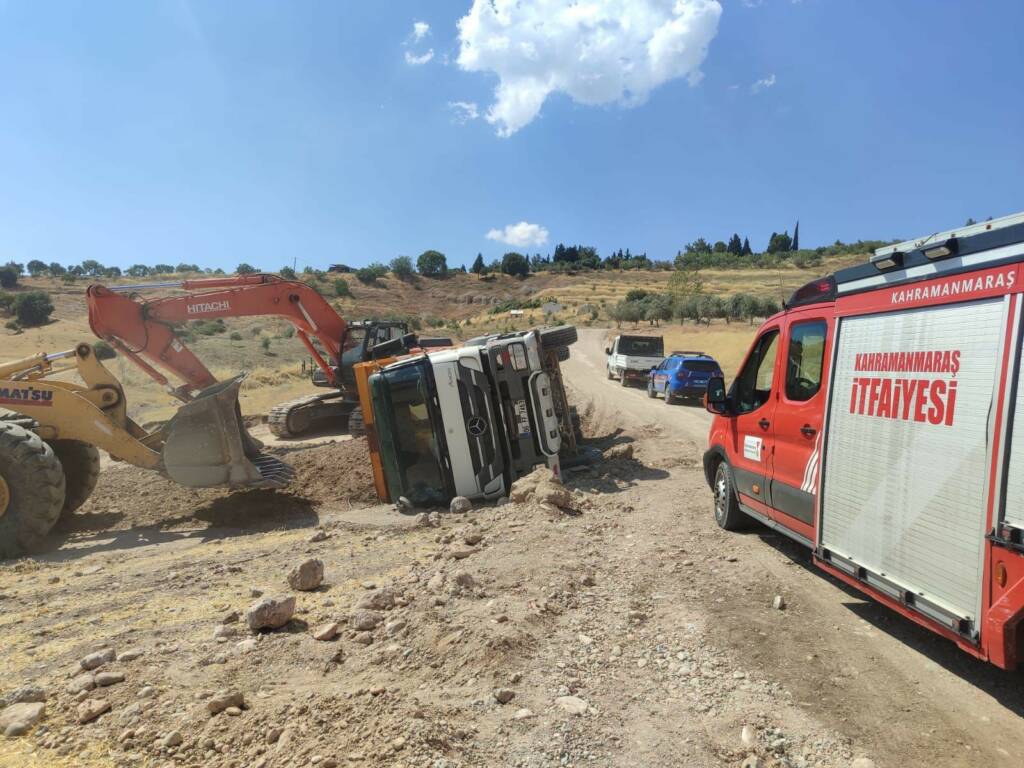 Kahramanmaraş’ta kum yüklü kamyon devrildi