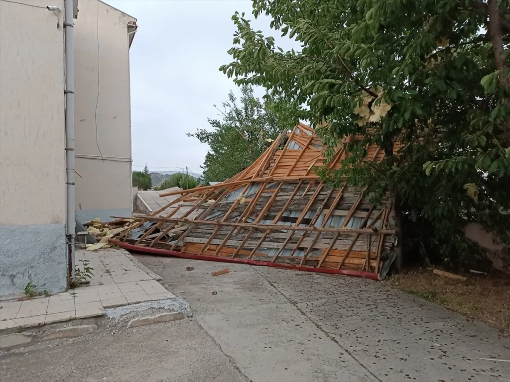 Tosya’da Şiddetli Fırtına Okulun Çatısını Uçurdu